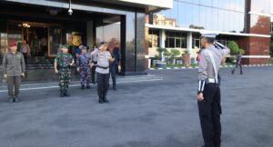 Pimpin Apel Gelar Pasukan Operasi Ketupat Semeru 2024 Kapolda Jatim Targetkan Zero Kecelakaan