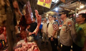 Bapokting Jelang Lebaran Aman Tim Satgas Pangan Polda Jatim Terus Pantau di Sejumlah Pasar