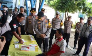 Polres Nganjuk Tes Urine Sopir Angkutan Umum Upaya Jaga Keselamatan Penumpang Mudik Lebaran