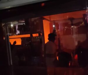 Ruko Pasar Genteng Terbakar, Paguyuban Pasar dan Dinas Damkar Banyuwangi Sigap Padamkan Api