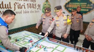 Kapolda Jatim Cek Pospam Pastikan Malam Jelang Lebaran Aman dan Kondusif