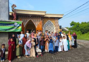 Shalat Idul Fitri di Mushola Ar-Rahman Perumahan Gedong Kertosari, diawali Distribusi Zakat Fitrah