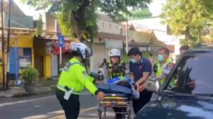 Tim Reaksi Cepat Polres Malang Evakuasi Warga Sesak Nafas Saat Mudik Lebaran