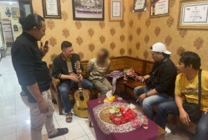 Polisi Amankan Pria Pukul Pemotor Menggunakan Gitar Saat Mudik Lebaran di Malang
