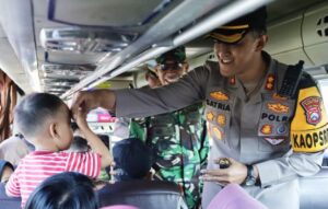 Mudik Ceria Penuh Makna, Kapolres Magetan dan Forkopimda Antar 350 Pemudik Balik Gratis ke Surabaya