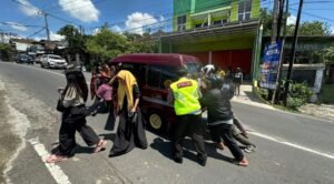 Layanan Prima Operasi Ketupat Semeru 2024, Polisi Rela Dorong Mobil Wisatawan di Kota Batu yang Mogok