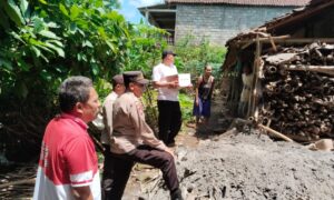 Polres Tulungagung Beri Bantuan Warga Desa Kedoyo yang Mengalami Musibah Akibat Hujan Deras