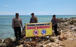 Cegah Laka Laut Polisi Pasang Banner Himbauan di Pantai Pamekasan