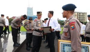Hari Kesadaran Nasional, Kapolda Jatim Kembali Beri Penghargaan Anggota Berprestasi