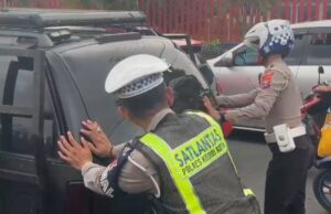 OPS Ketupat Semeru 2024 Polisi Bantu Kendaraan Pemudik Mogok di Kota Kediri