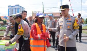 Atensi Perlintasan Kereta Api Tanpa Palang, Polres Lamongan Bantu Peralatan Untuk Relawan