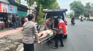 Tanggap dan Responsif, Personel Polres Mojokerto Bantu Korban Laka Lantas