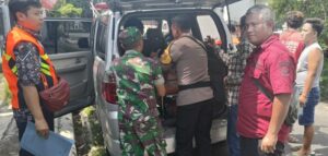 Salut, Polisi di Nganjuk Antarkan ODGJ Berobat ke RSJ Menur