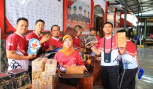Petugas Lapas Banyuwangi Dukung Kreativitas Warga Binaan, dengan Memborong Hasil Karya