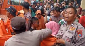 Quick Respon Tim SAR Polres Lamongan dan BPBD,  Berhasil Temukan Anak yang Tenggelam