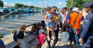 Antisipasi Arus Balik Mudik Kedua Polres Probolinggo Kota Siagakan Personel di Pelabuhan Tanjung Tembaga