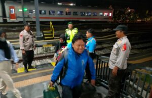 Sinergitas TNI Polri, Patroli di Stasiun Ngawi Antisipasi Arus Balik Mudik Tahap Dua