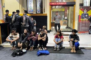 Polrestabes Surabaya Amankan Dua Kelompok Gengster yang Kedapatan Membawa Pil Koplo