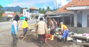 Sinergitas TNI Polri Bersihkan Saluran Air Pasca Banjir di Lumajang