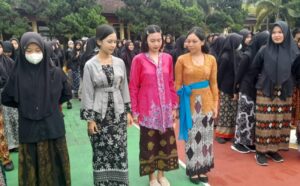 SMP Negeri 2 Rogojampi Meriahkan Peringatan Hari Kartini, Kenakan Kebaya Tradisional
