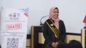 Berpakaian Adat Petugas Satpas SIM Polres Kediri Kota Layani Masyarakat di Hari Kartini