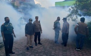 Cegah DBD Polisi Dampingi Dinkes Tulungagung Lakukan Fogging