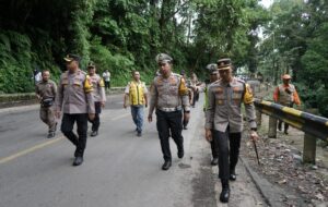 Jalan Gumitir Retak, Kapolres Jember Cek Langsung Dan Menghimbau Masyarakat Berhati-Hati