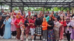 Komunitas GYARUS Banyuwangi, Peringati Hari Kartini Beraksi dengan Senam Berkebaya