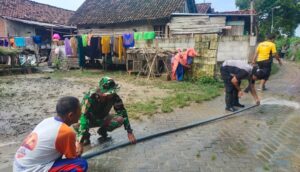 Polisi Bersama TNI dan Warga Gotong Royong Bersihkan Material Luapan Sungai Jurang Dandang di Nganjuk