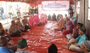 Polres Mojokerto Salurkan Bantuan Untuk Warga Terdampak Tanah Longsor di Dlanggu