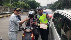 Berbagi Coklat Polres Gresik Gelar Kampanye Simpatik Keselamatan di Jalan
