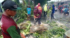 Polisi dan TNI Bersama Warga Gotong Royong Tangani Bencana Angin Kencang Landa 3 Desa di Tulungagung
