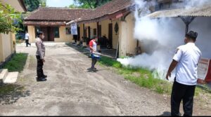 Sidokkes Polres Ngawi Lakukan Fooging Cegah Wabah DBD