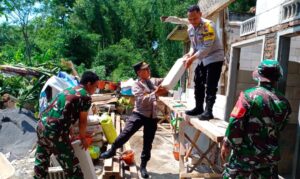 Sinergitas Polres Malang Bersama TNI dan Pemkab Bedah Rumah Warga Tak Layak Huni