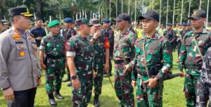 Dandim 0825/Banyuwangi Dampingi Danrem 083/Bdj Laksanakan Apel Gelar Pasukan Dalam Rangka Kunjungan Kerja Presiden RI
