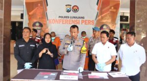 Dua Pria Diamankan Polisi Saat Asyik Main Judi “Online” di Lumajang