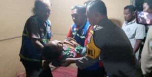 Sigap dan Tanggap, Lihat Warganya Sakit Polisi di Mojokerto Bantu Antar ke Rumah Sakit