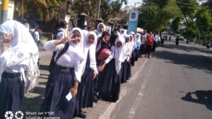Keseruan Ratusan Murid SMPN 2 Rogojampi, Sambut Kedatangan Presiden Jokowi ke Banyuwangi