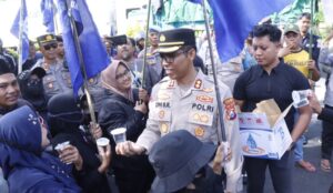 Berbagi Air Minum Saat Aksi Damai Buruh, Kapolres Situbondo Diserbu Emak-Emak Minta Selfie