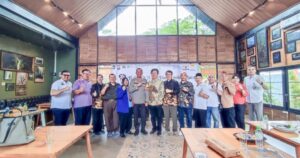 Perayaan May Day, Kapolres Lumajang Ngobrol Santai Bersama Serikat Buruh