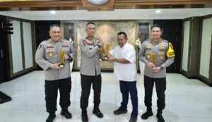Kapolda Jatim dan Dua Komisaris Besar Polisi Raih Penghargaan PWI Jatim Award 2024