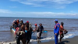 Satpolairud Polresta Banyuwangi Berhasil Selamatkan Dua Nelayan Pasuruan di Perairan Bimorejo