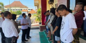 Polisi Beri Pembinaan 8 Pemuda yang Diamankan di Alun – alun Kraksaan