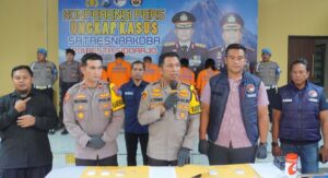 Polresta Sidoarjo Amankan Pasutri Diduga Pengedar Narkoba, Bukti Sabu 137,57 gram Disita