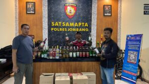 Polisi Amankan Seorang Pemuda dan Ratusan Botol Miras dari Berbagai Merk di Jombang