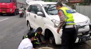 Cepat Dekat dan Bersahabat Polisi Bantu Pengendara yang Kesulitan Saat Ban Mobilnya Bocor di Jalan Raya Lumajang