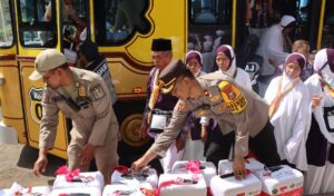 Layani Sepenuh Hati, Polisi Bantu Pemberangkatan Calon Jamaah Haji di Tuban