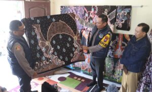 Dukung UMKM, Kapolres Bondowoso Beri Motivasi Sektor Industri Kerajinan Tangan