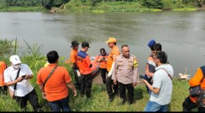 Polisi Bersama Tim Gabungan Berhasil Evakuasi Korban Hanyut di Sungai Brantas Tulungagung