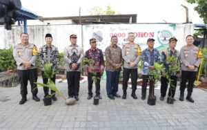 Peduli Lingkungan Kapolda Jatim Tanam dan Berbagi Bibit 3.000 Pohon di Gresik